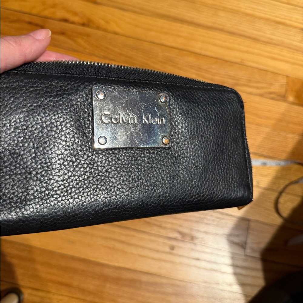 Calvin Klein Vintage Y2K pebbled leather zip silver logo plate Black Wallet cc